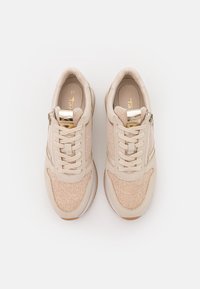 Baskets beiges avec des panneaux en maille texturée, des lacets et une fermeture éclair latérale. Semelle de couleur claire avec un accent subtil. Étiquette de taille 37 à l'intérieur.