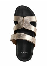 Gouden metalen slipper met twee brede banden, zwarte zool en een gladde textuur. Merknamen "Manfield" zichtbaar op de binnenzool.