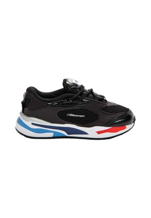 Zwarte sportieve sneaker met mesh, "M Motorsport"-logo, zwarte veters en witte zool met blauwe, rode en marineblauwe accenten, zijaanzicht.