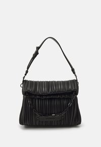 Borsa a pieghe nera realizzata in pelle liscia. Presenta una parte superiore arricciata, un accento a catena e una tracolla regolabile. Forma rettangolare.