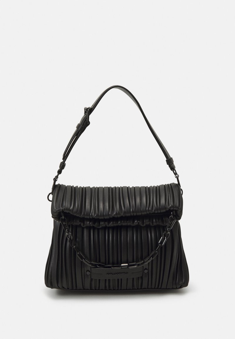 Borsa a pieghe nera realizzata in pelle liscia. Presenta una parte superiore arricciata, un accento a catena e una tracolla regolabile. Forma rettangolare.