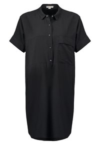 Abito camicia nero a maniche corte in un tessuto liscio, dotato di una chiusura a bottoni, una tasca sul petto e una silhouette morbida con orlo arrotondato.