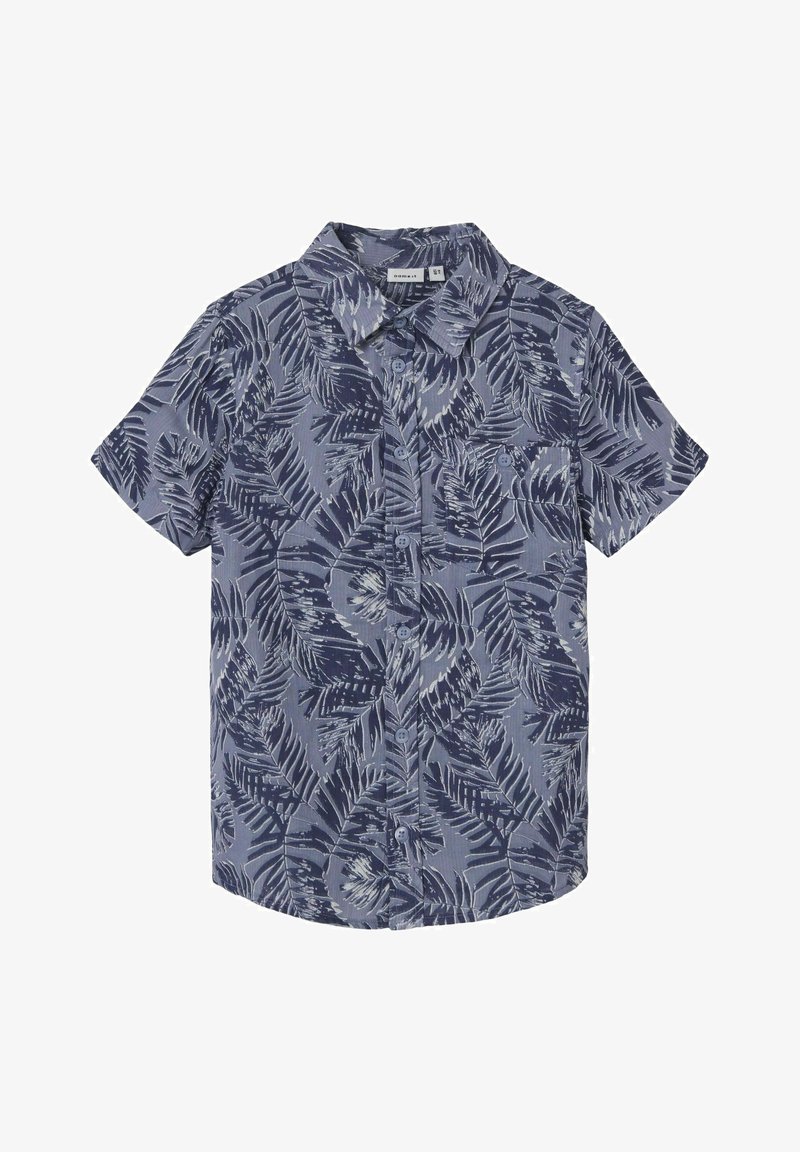 Chemise à manches courtes boutonnée en bleu avec un motif de feuilles tropicales gris foncé et clair et une poche poitrine avant.