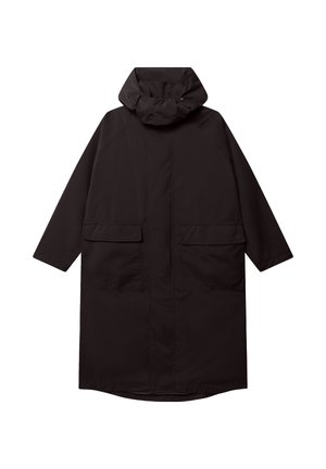 Długi czarny wodoodporny płaszcz z kapturem, przedni zamek błyskawiczny osłonięty patką oraz dwie duże przednie kieszenie z zapięciami na guziki.