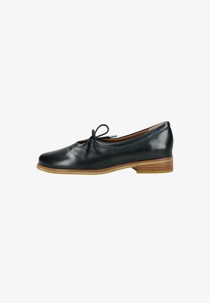 Zapato plano de cuero negro con puntera redondeada, detalle de lazo en la parte frontal y tacón bajo apilado de madera, mostrado de lado sobre fondo blanco.