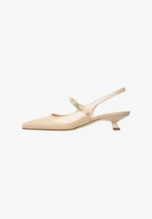 Beige lackleder Slingback-Schuh mit spitzer Zehe, verstellbarem Knöchelriemen und niedrigem Blockabsatz mit geometrischer Form.