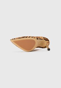 Escarpin à talon pointu avec un motif léopard, doté d'une semelle accentuée d'or et d'un talon stiletto noir fin. La texture semble douce.