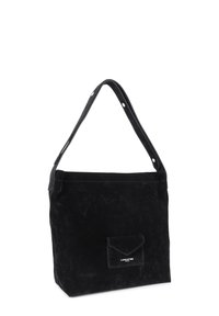 Sac à bandoulière en daim noir avec une texture lisse, un design à rabat et une petite poche avant. Il possède une longue anse avec des accents en métal.