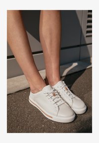 Non sélectionné, white