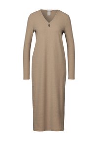 Abito a maglia a costine in beige, con scollatura a V e maniche lunghe. Il design è aderente con lunghezza fino al polpaccio e un delicato dettaglio a chiave.