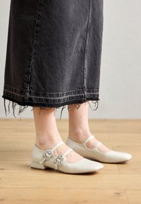 Ballerine con cinturino - charol ice