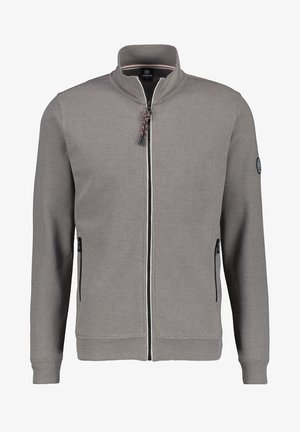 Giacca grigia con cerniera, colletto alto, tessuto a maglia testurizzato, due tasche laterali con cerniere e patch con logo sulla manica sinistra.