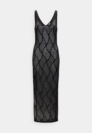 Crna pletena haljina s dugom, prilagodljivom siluetom. Ima V-izrez i teksturirani uzorak dijamantnih oblika i linija.