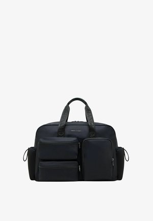 Bolsa de deporte de nylon negra con dos bolsillos frontales con cremallera y un bolsillo lateral de malla, con asas grabadas con el logo y un diseño robusto.