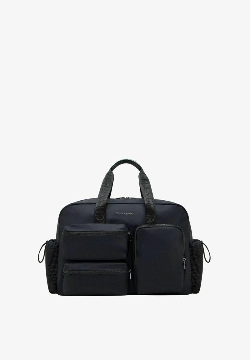 Borsa da viaggio in nylon nero con due tasche frontali con zip e tasca laterale in rete, dotata di manici con logo in rilievo e design robusto.