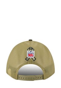 Olivgrüner verstellbarer Hut mit Netzdesign, der auf der Rückseite ein gesticktes NFL-Logo und ein Bewusstseinsband zeigt.