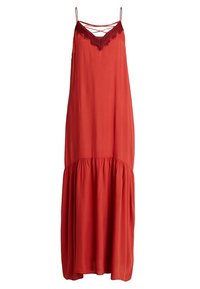 Długa, bezrękawna czerwona sukienka z dekoltem wykończonym koronką i krzyżującymi się ramiączkami. Zwiewny materiał z marszczoną talią i warstwowym dołem.
