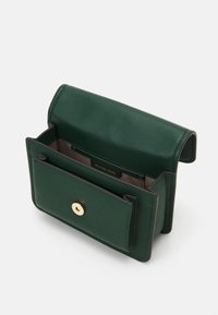 MICHAEL Michael Kors CLAIRE - Axelremsväska - bosco