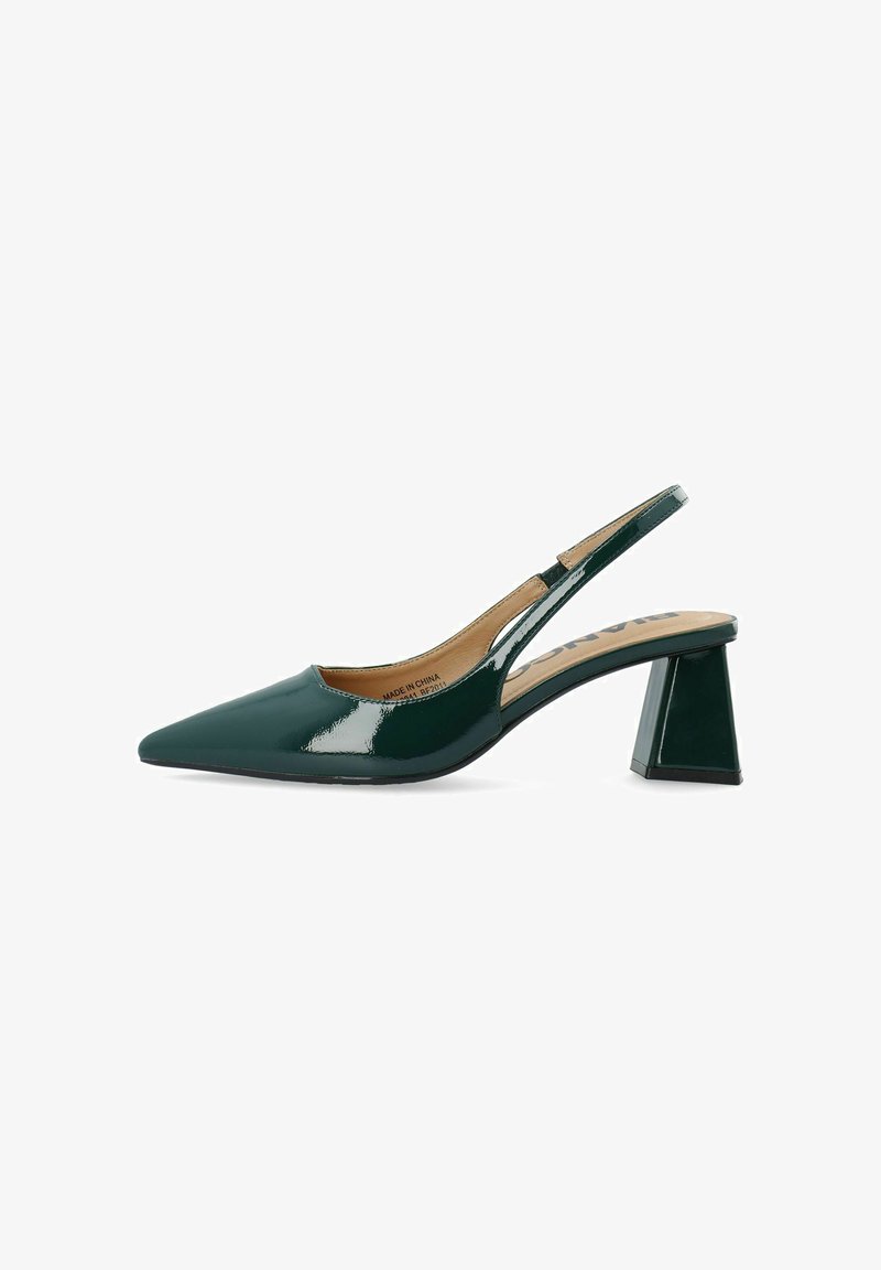 Chaussure slingback vert foncé brillante à bout pointu avec un talon bloc large et incliné et une doublure intérieure beige.