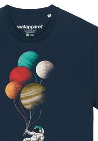 T-shirt en coton bleu marine avec un astronaute tenant des ballons en forme de planète dans des couleurs rouge, orange, vert, blanc et marron.