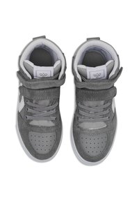 Wysokie trampki wykonane z szarego zamszu i materiałów syntetycznych. Posiadają perforowany czubek, sznurowadła, pasek na rzep oraz białe akcenty. Miękka wewnętrzna wyściółka.