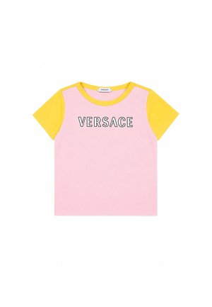 Koszulka z krótkim rękawem z różowym przodem, żółtymi rękawami i "VERSACE" nadrukowanym czarnymi, obrysowanymi białymi literami na klatce piersiowej.