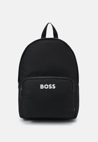 Zaino in tessuto nero con design arrotondato, dotato di tasca frontale con zip e logo "BOSS" bianco. Include una maniglia superiore per il trasporto.