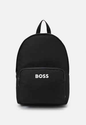 Rucsac negru din material textil cu un design rotunjit, având o buzunar frontal cu fermoar și logo-ul alb "BOSS". Include o mânere superioară pentru transport.