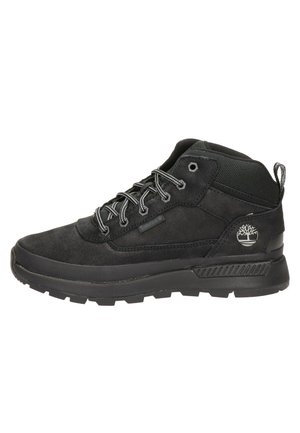 Bottes de randonnée mid-top noires en suède et en maille, dotées de lacets durables, d'une semelle en caoutchouc texturée et d'un logo au niveau du talon.