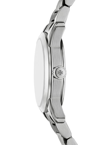 Silverfärgad klocka i rostfritt stål med en minimalistisk rund urtavla och texturerad armband. Har en sidokrona med en präglad logotyp.