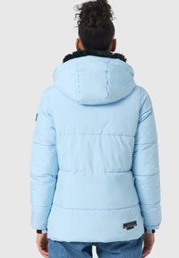 Lichtblauwe pufferjas met capuchon, voorzien van een zwarte fake fur kraag, gestikt ontwerp en een merklabel op de onderste zoom.