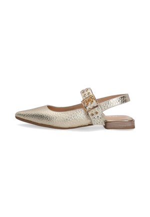 Špičatá slingback obuv v metalické zlaté texturované kůži. Obsahuje široký pásek se zdobnou sponou a nízkým dřevěným podpatkem.