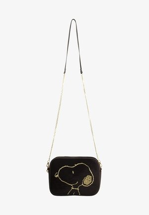 Bolso bandolera rectangular negro con correa de cadena dorada y contorno dorado de la cara de Snoopy en el frente.