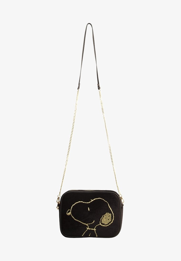 Sac bandoulière rectangulaire noir avec sangle chaîne dorée et contour doré du visage de Snoopy à l'avant.