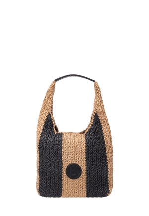 Pletená kabelka s širokými béžovými a černými vertikálními pruhy a černým kruhovým emblémem se středovým písmenem B.