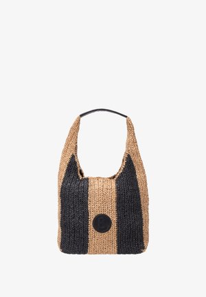 Pletená kabelka s širokými béžovými a černými vertikálními pruhy a černým kruhovým emblémem se středovým písmenem B.