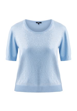 Suéter de manga corta color azul cielo con cuello redondo, patrón de tejido texturizado y sutiles detalles de lentejuelas en el frente.