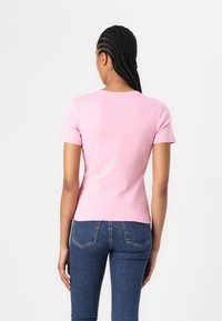 Tommy Hilfiger SLIM CODY V NECK - Basic T-shirt - classic pink