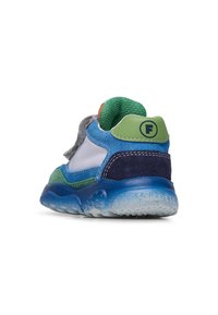 Sneaker multicolore caratterizzato da suede blu e verde, pannelli in tessuto bianco, collo imbottito e cinturino regolabile con un'etichetta arancione.