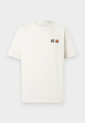 Ecru krótki rękaw t-shirt z okrągłym dekoltem oraz małymi haftowanymi głowami szarego wilka i pomarańczowego lisa na lewej piersi.