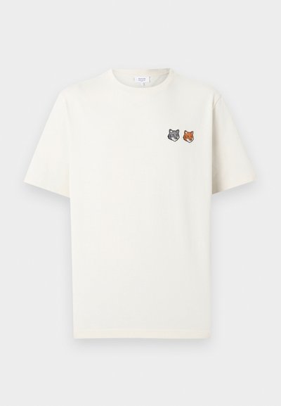 Εκρού κοντομάνικο μπλουζάκι με στρογγυλή λαιμόκοψη και μικρές κεντημένες κεφαλές γκρι λύκου και πορτοκαλί αλεπούς στο αριστερό μέρος του στήθους.