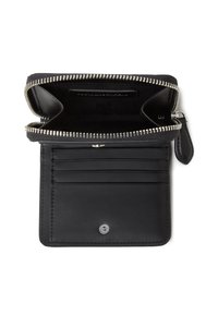 Portefeuille en cuir noir avec fermeture zippée, doté de compartiments pour cartes et d'une texture lisse. Accentué de quincaillerie en argent et d'une languette amovible.