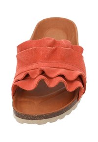 Sandale à enfiler en suede orange avec détail de sangle froncée, semelle intérieure rembourrée brune et semelle en caoutchouc texturé de couleur neutre.