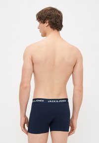 Boxer briefs blu navy in cotone. Presentano un elastico in vita con logo e testo bianco. Il taglio arriva a metà coscia. Texture liscia.
