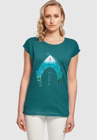 Teal T-shirt met korte mouwen, met een grafisch ontwerp van een onderwaterscène met een zwemmer, gedetailleerd in blauw en groen.