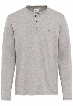 Grijze langemouwen shirt met een henley-kraag, drie knopen en een subtiele structuur. Bevat een klein logo vlakbij de kraag en een label.