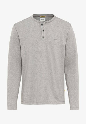 Grijze langemouwen shirt met een henley-kraag, drie knopen en een subtiele structuur. Bevat een klein logo vlakbij de kraag en een label.