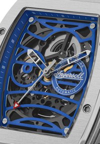 Automatisch horloge met een skeleton wijzerplaat, voorzien van een blauw en zwart ontwerp, zilveren accenten en een opvallend Ingersoll-logo.