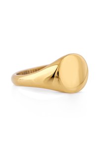 Gouden ring met een gladde, afgeronde bovenkant en een taps toelopende band. Het oppervlak is gepolijst en reflecterend, wat een minimalistisch ontwerp laat zien.