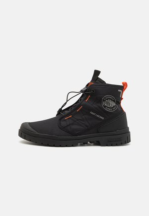 Bottes noires à la cheville avec une finition texturée, système de laçage rapide, semelle en caoutchouc et accents orange. Elles présentent un patch logo sur le côté.